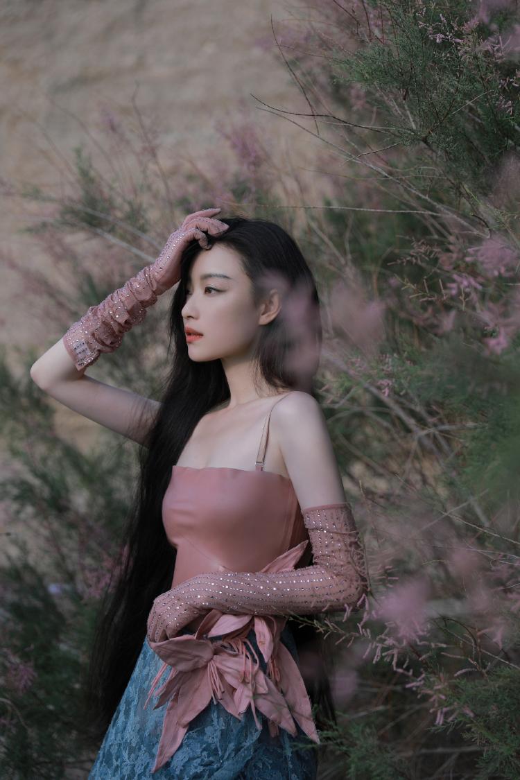 倪妮拍摄花絮曝光 挑战个性造型似女王