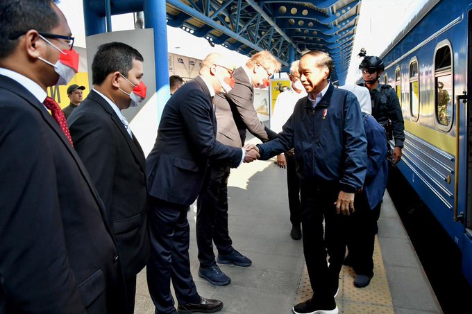 印尼总统乘坐火车抵达基辅，与泽连斯基会晤