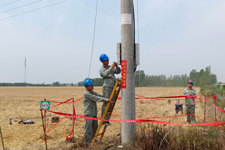 “玩会手机再干活”电力一线员工的新纠结