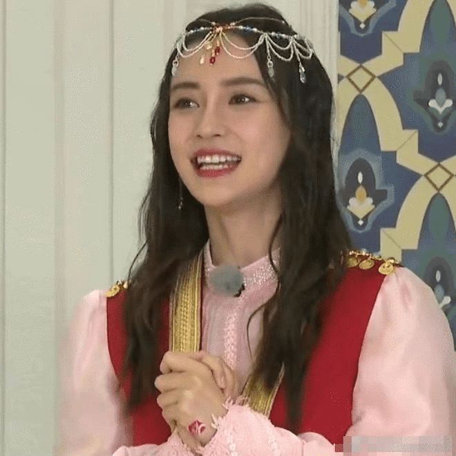 新疆小女孩见到Angelababy激动哭 baby暖心为其擦泪