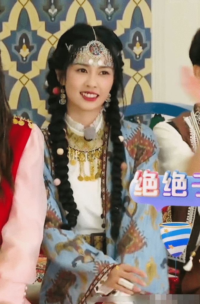 新疆小女孩见到Angelababy激动哭 baby暖心为其擦泪