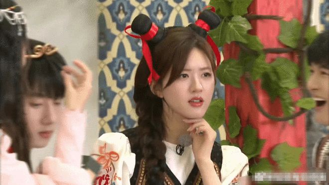 新疆小女孩见到Angelababy激动哭 baby暖心为其擦泪