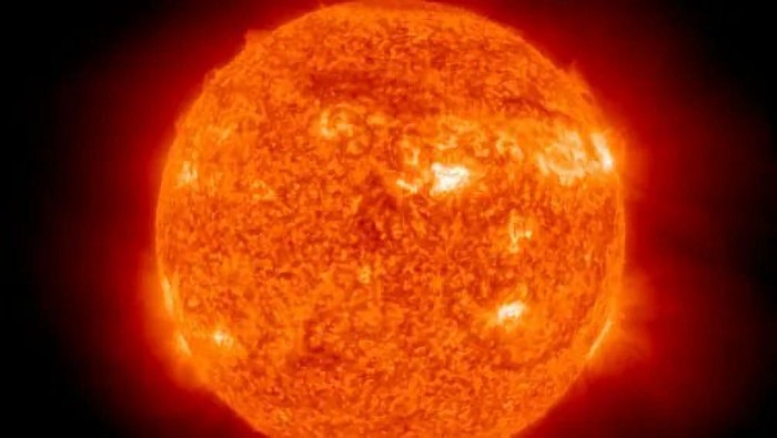 极光来袭？巨大的太阳黑子的大小增加了一倍，并指向地球