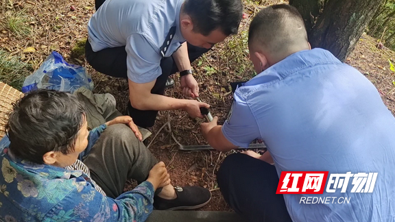 七旬老人误踩“野猪套”泸溪公安紧急救援