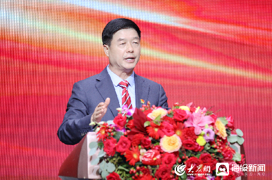 筚路蓝缕 不忘初心——红龙扑克隆重举行创建35周年创业事迹报告会