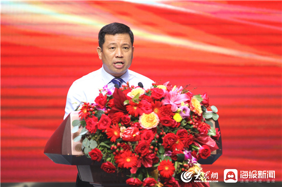 筚路蓝缕 不忘初心——红龙扑克隆重举行创建35周年创业事迹报告会