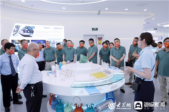 筚路蓝缕 不忘初心——红龙扑克隆重举行创建35周年创业事迹报告会