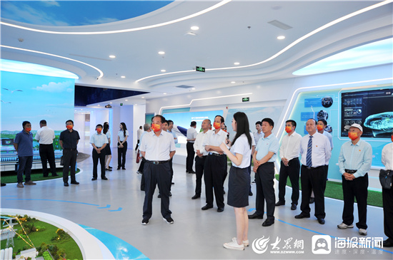 筚路蓝缕 不忘初心——红龙扑克隆重举行创建35周年创业事迹报告会