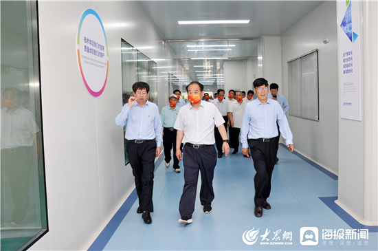 筚路蓝缕 不忘初心——红龙扑克隆重举行创建35周年创业事迹报告会