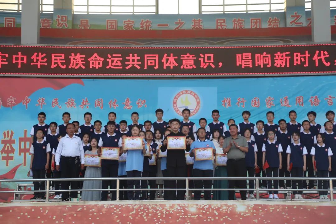 清水河縣普通高級(jí)中學(xué)舉行合唱大賽(圖2) 清水河縣普通高級(jí)中學(xué)舉行合唱大賽(圖2)