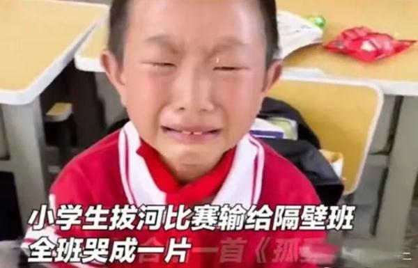 爱你孤身走暗巷，爱你不跪的模样……小学生为啥都爱唱《孤勇者》？