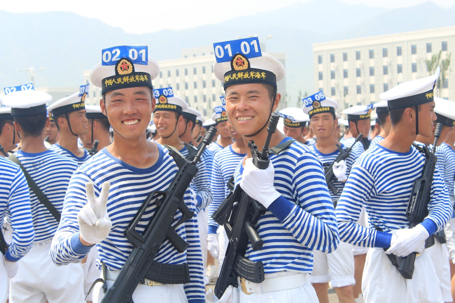 2019年孙文强(左)在北京阅兵训练基地训练阅兵训练刚开始年纪远超战友