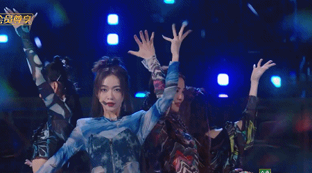 Twins终于合体！但“世纪一翻”唔够直，服装太丑暴露缺点，开合手势土味浓，《星星》舞台槽点好多……