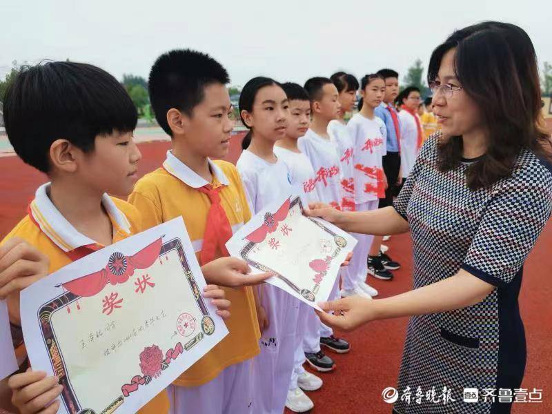 德州市实验小学举行2022六年级毕业典礼(图1)