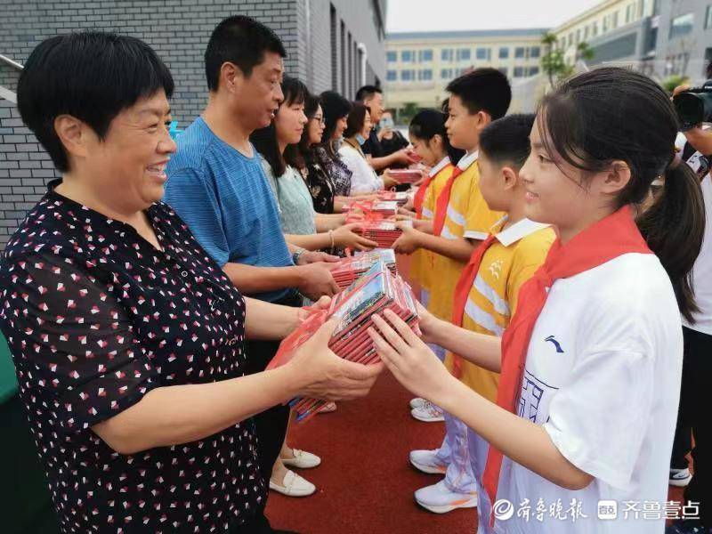 德州市实验小学举行2022六年级毕业典礼(图3)