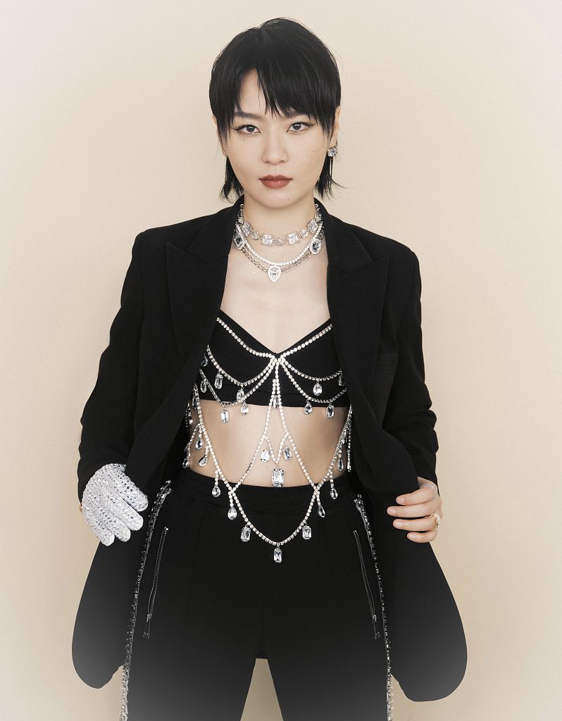 周笔畅《声生不息》黑西装造型写真释出 风格叛逆潇洒不羁