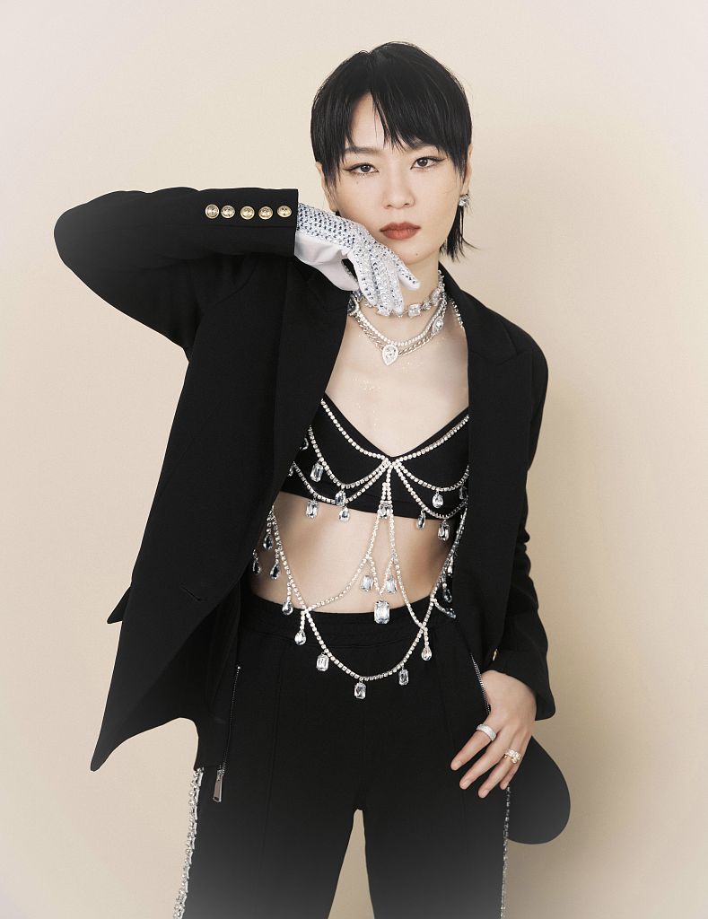 周笔畅《声生不息》黑西装造型写真释出 风格叛逆潇洒不羁