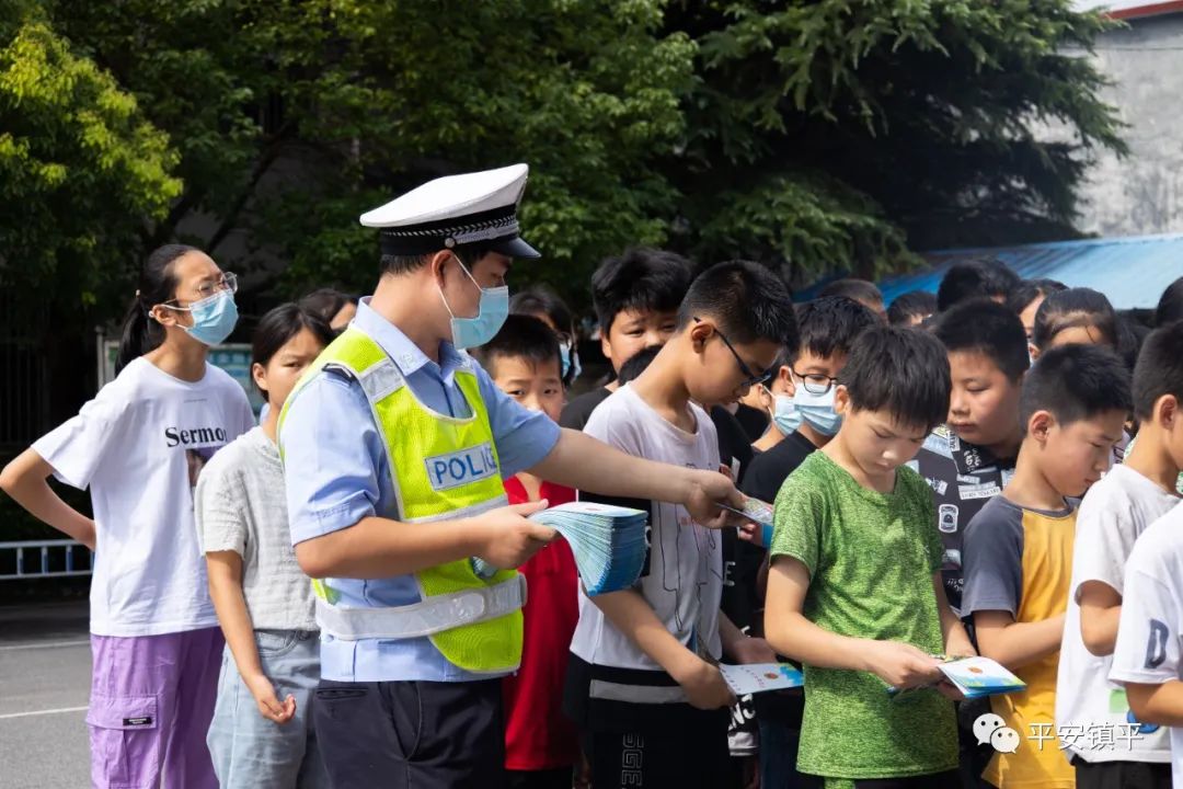 镇平交警开展进校园宣传活动，让平安“童”行！