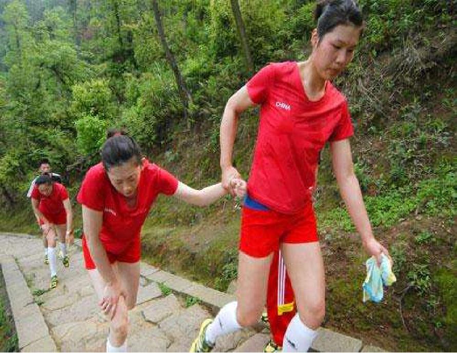 照片里的青春 | 中国女排前队长魏秋月：10年见证女排从低谷到再攀世界顶峰