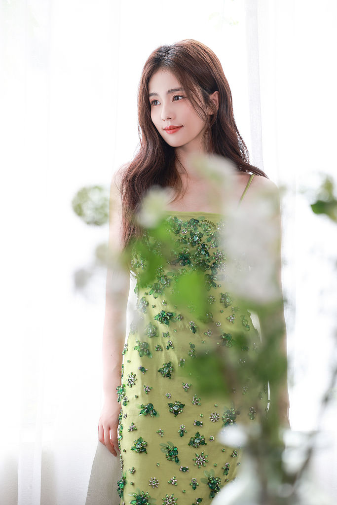 白鹿穿绿色吊带裙 清新甜美气质满分