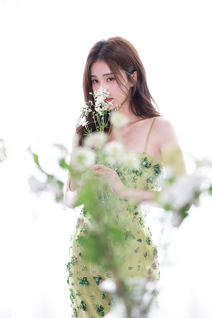 白鹿穿绿色吊带裙 清新甜美气质满分