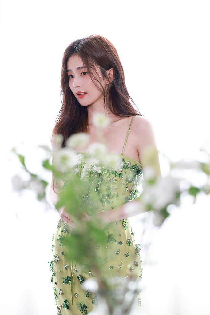 白鹿穿绿色吊带裙 清新甜美气质满分