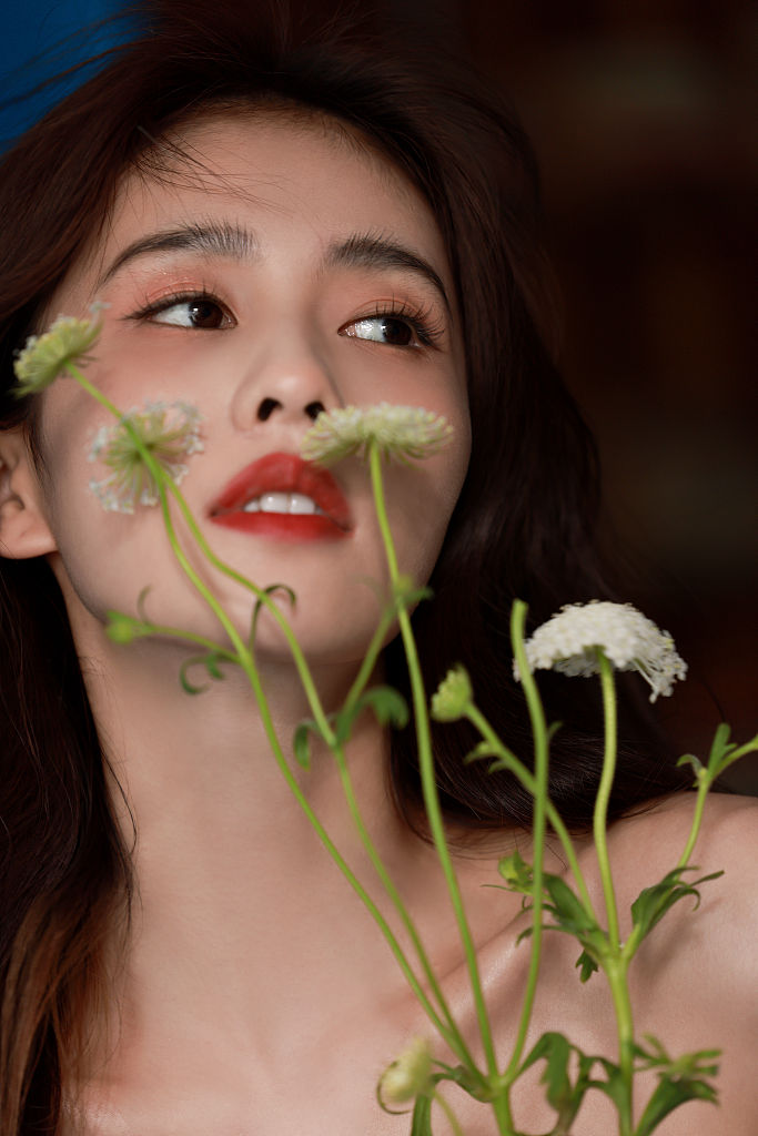 白鹿穿绿色吊带裙 清新甜美气质满分