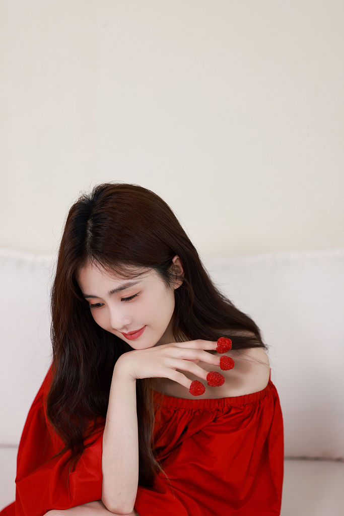 白鹿穿绿色吊带裙 清新甜美气质满分