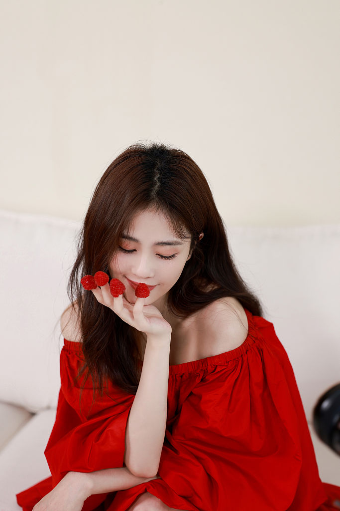 白鹿穿绿色吊带裙 清新甜美气质满分