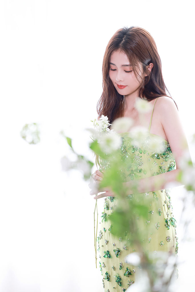 白鹿穿绿色吊带裙 清新甜美气质满分