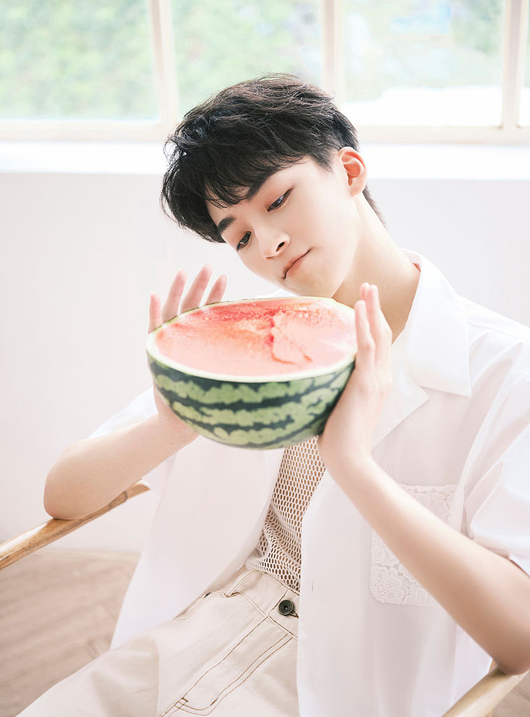 何洛洛夏季苏感随拍释出 白衣配爽朗笑颜活脱元气少年