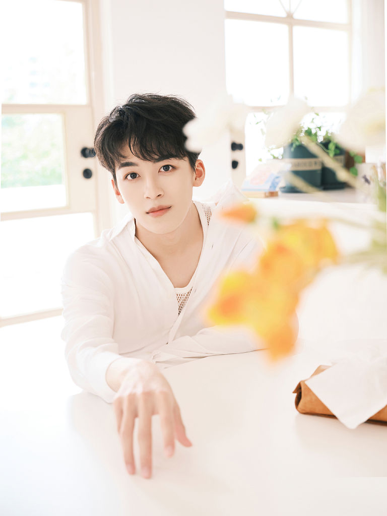 何洛洛夏季苏感随拍释出 白衣配爽朗笑颜活脱元气少年