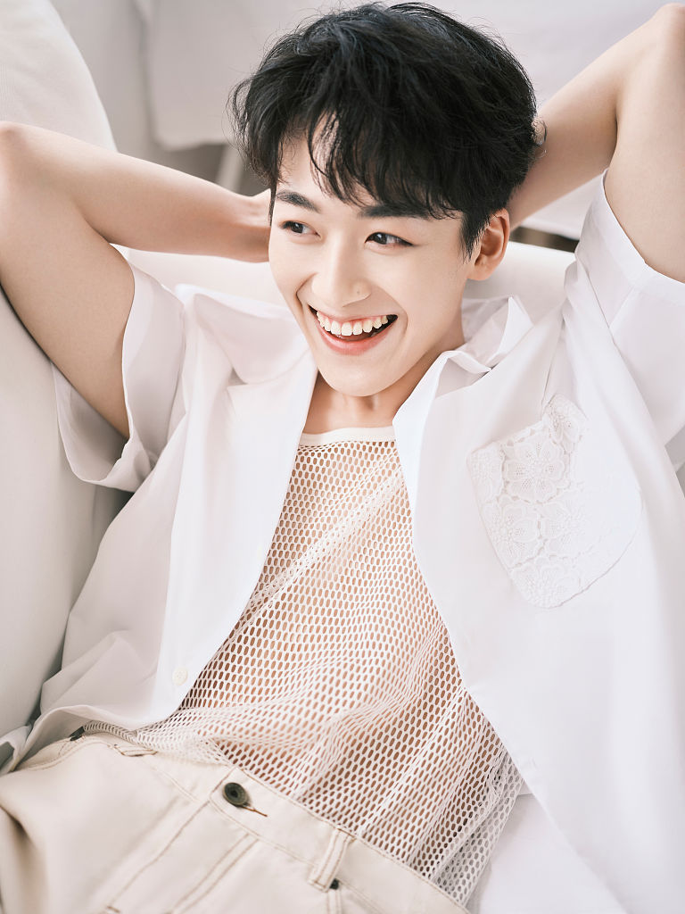 何洛洛夏季苏感随拍释出 白衣配爽朗笑颜活脱元气少年