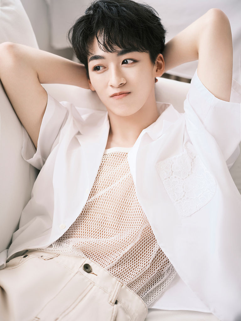 何洛洛夏季苏感随拍释出 白衣配爽朗笑颜活脱元气少年