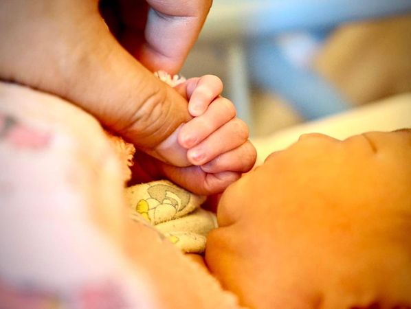 刘子铨谢赵小侨生女宝 「出门还视讯」变宠妹狂魔：哥哥努力赚钱