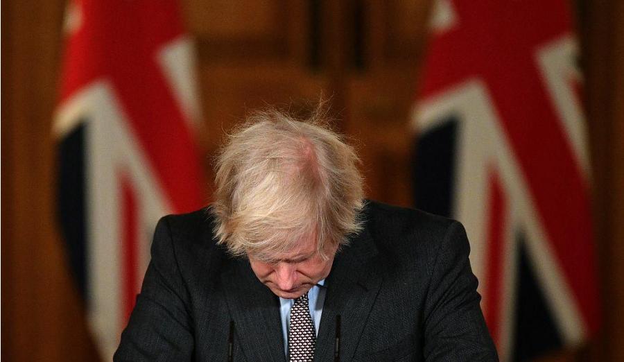 英国首相约翰逊宣布辞职，他究竟做错了什么？