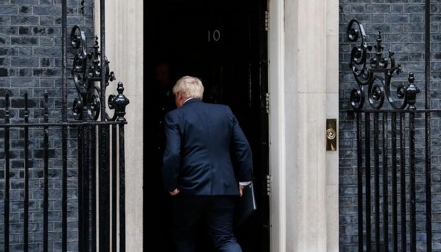 鲍里斯·约翰逊辞去英国首相(新闻8点见丨“宁愿被拖出唐宁街也不辞职”的约翰逊，突然就辞了)