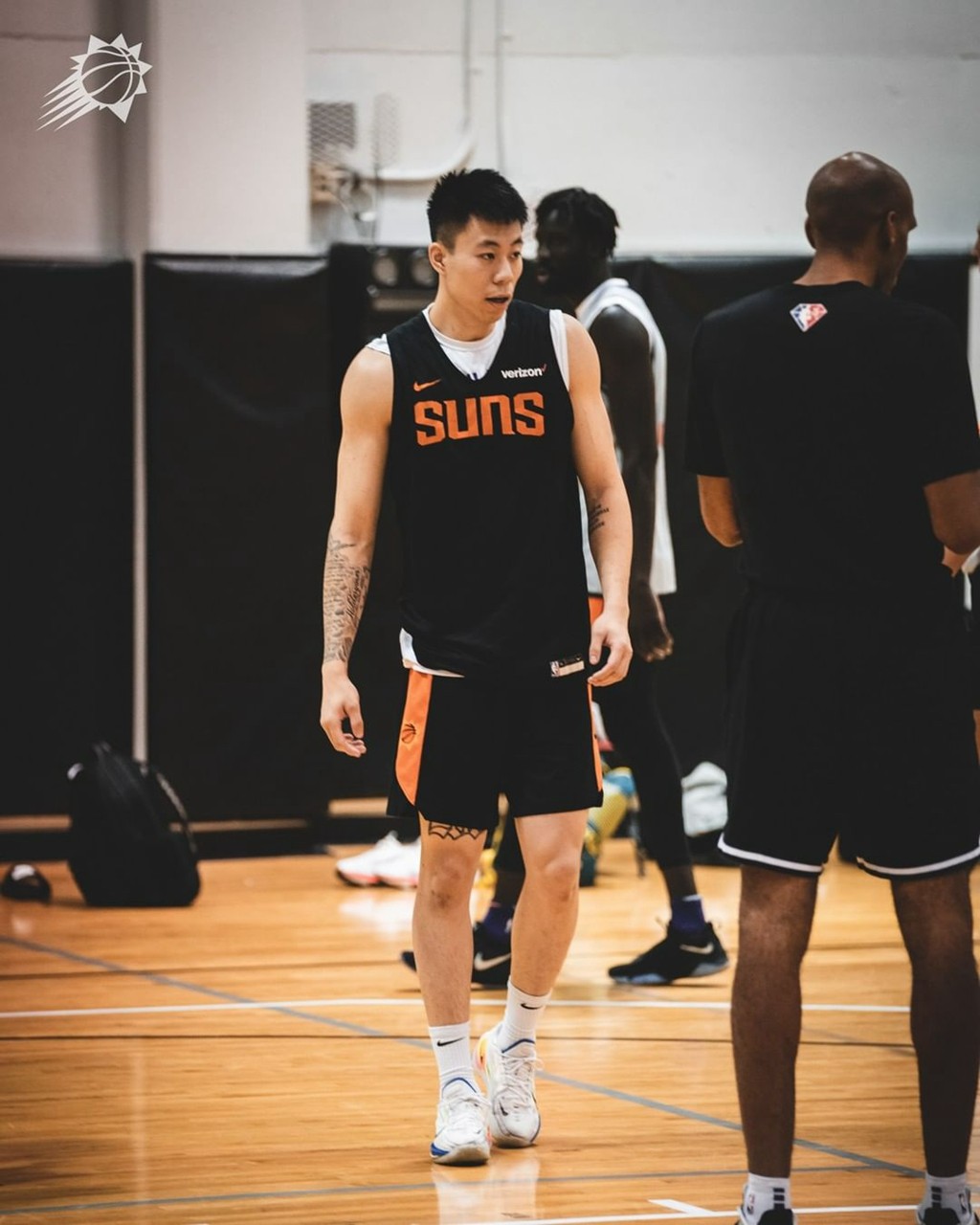 nike有哪些nba新人(NBA「中国德比」要来了！看看他们都穿了什么鞋)