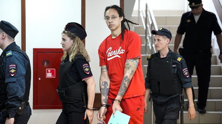 涉嫌走私毒品被捕4个月后，美国篮球女星在俄罗斯认罪
