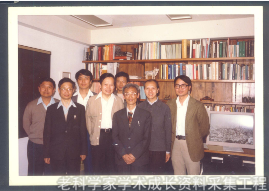 与杨振宁合作，他推动中国数学跟国际接轨