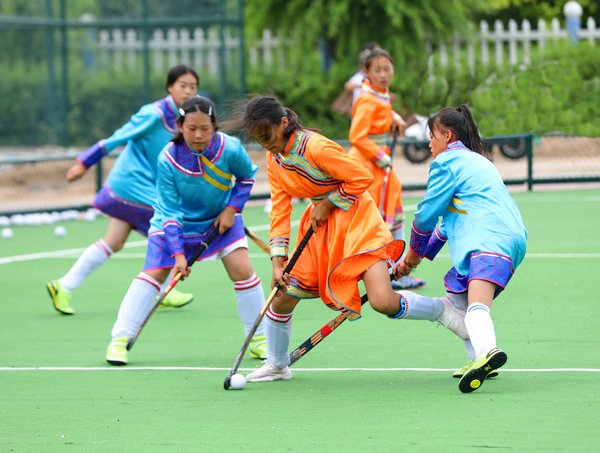 齊齊哈爾市雅爾塞鎮(zhèn)中心小學(xué)備戰(zhàn)曲棍球大賽(圖1)