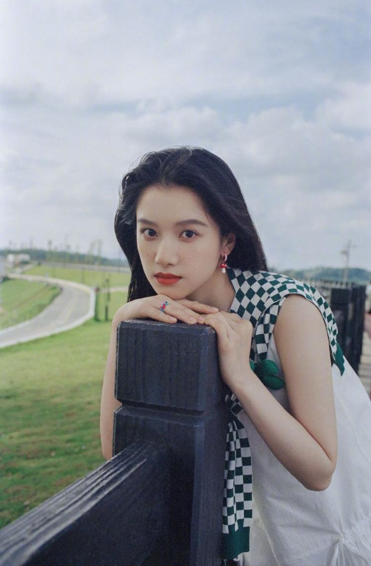 张婧仪23岁生日写真氧气感少女拥抱大自然