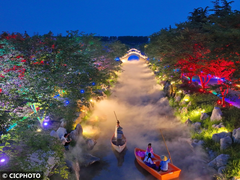 江苏南通:梦幻岛樱花河畔亮灯