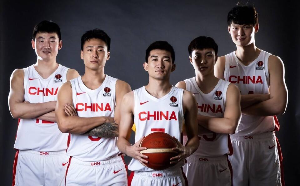 亚洲杯中国国家队名单(中国男篮公布亚洲杯12人名单,周琦在列,郭艾伦