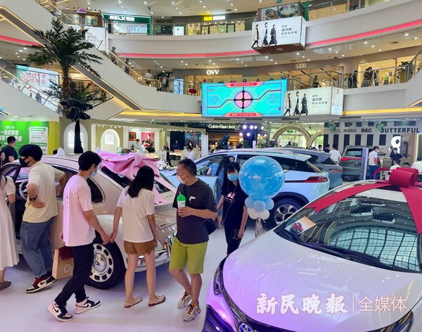 大商场里办新能源车展