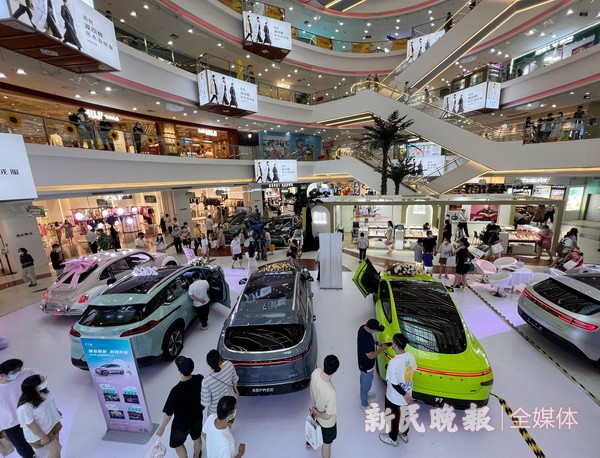 大商场里办新能源车展