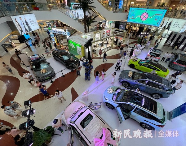 大商场里办新能源车展
