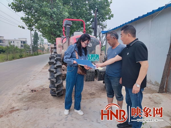 罗山县农机化技术中心：优化服务 农机手办证更方便