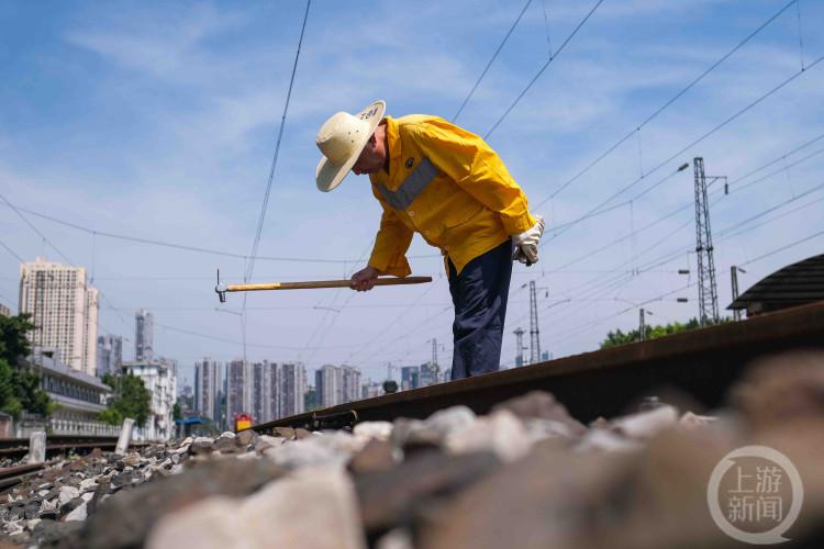 无惧高温 他们是成渝铁路线上的安全守护者