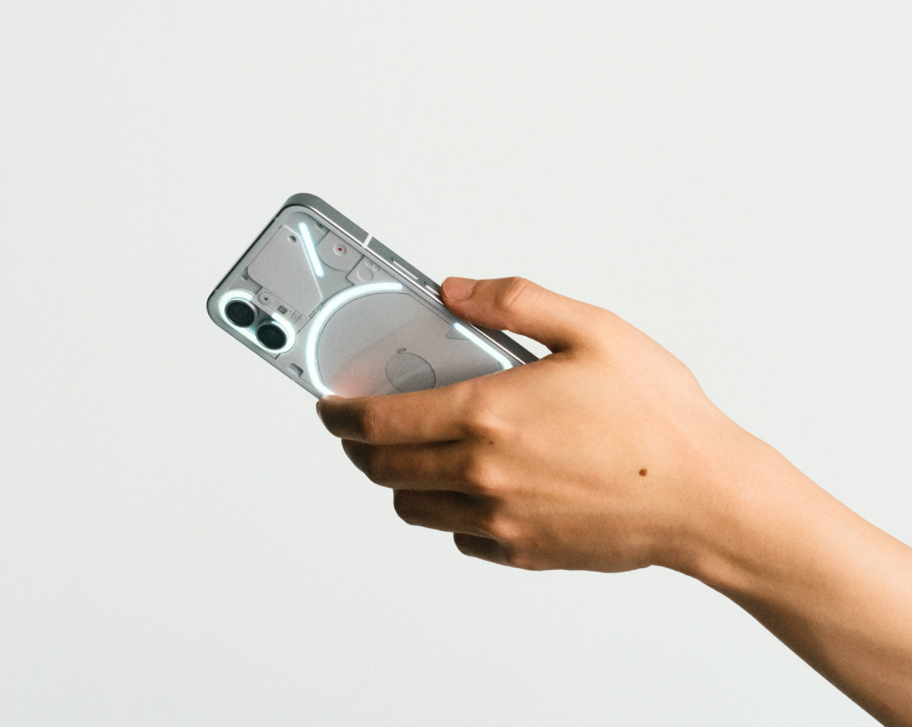 Nothing Phone (1) 正式发布：以设计为卖点的中端手机